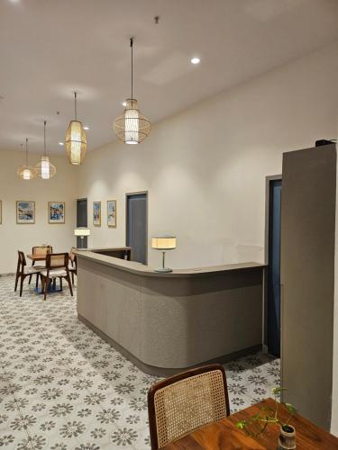 a lobby with a waiting room with tables and chairs at Snooze House Kalyan Bhiwandi in Bhiwandi