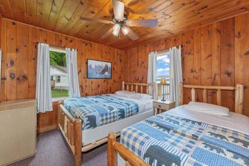 Postel nebo postele na pokoji v ubytování TB1 Thunder Bay Resort Cabin 1