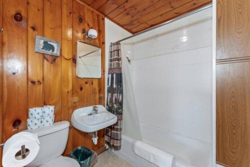 Koupelna v ubytování TB1 Thunder Bay Resort Cabin 1
