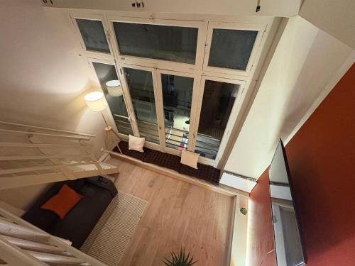 Cette suite dispose d'un salon avec une grande fenêtre. dans l'établissement L'Atlas de la Comédie, à Montpellier