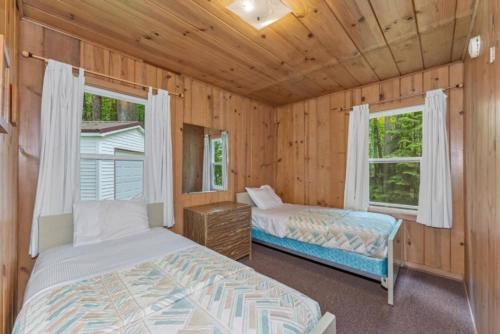 Postel nebo postele na pokoji v ubytování TB8 Thunder Bay Resort Cabin 8