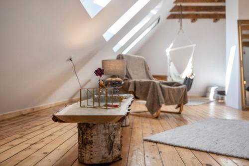 un soggiorno con un tavolo e una sedia di Wellness Oase mit Whirlpool u Sauna a Brunsbüttel