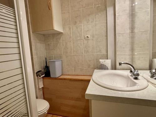 une salle de bain avec un lavabo et des toilettes dans l'établissement Appartement 3 pièces, 4 couchages, climatisé, piscine, parking, proche plage - Argelès-sur-Mer - FR-1-225-349, à Argelès-sur-Mer