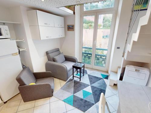 un salon avec un canapé et une chaise dans l'établissement Studio avec mezzanine, proche plage et centre - FR-1-196-372, à Menton