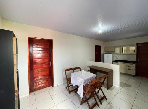 een keuken met een tafel en stoelen in een kamer bij Sol lar hotel flats in Paragominas