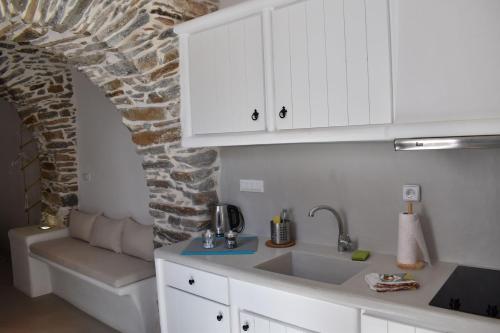 Dapur atau dapur kecil di Chora Cozy Studios - Kythnos