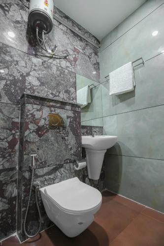 a bathroom with a toilet and a sink at Hotel Magnum 2 in Kharar