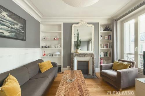 un salon avec un canapé et une table dans l'établissement Flexliving - Whole flat - Crozatier, à Paris
