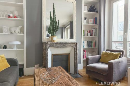 un salon avec une cheminée et un miroir dans l'établissement Flexliving - Whole flat - Crozatier, à Paris