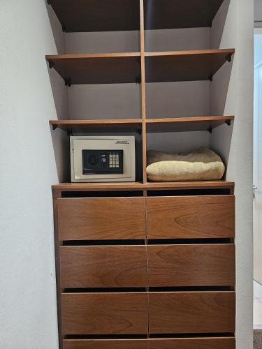 a dresser with a microwave on top of it at Departamento amoblado Lomas San Andres in Concepción