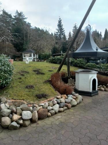 a garden with a dog house and a gazebo at Altes Zollhaus am Klinikum in Lübeck