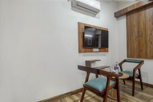 a room with a table and chairs and a tv at Hotel Magnum 2 in Kharar