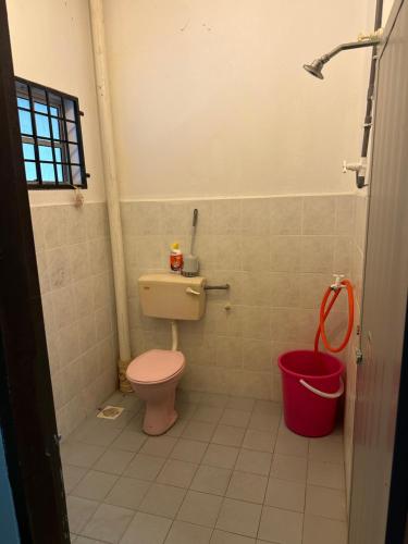 テメルローにあるNADDY HOMESTAY Temerloh Jayaのバスルーム(トイレ、赤いバケツ付)