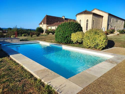 une piscine devant une maison dans l'établissement MAISON DE CHARME LES CAILLAVES, à Limeuil