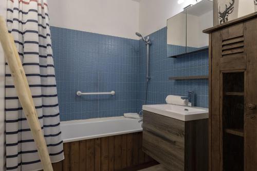 une salle de bain avec une baignoire, un lavabo et une douche dans l'établissement Le Miage, à Chamonix-Mont-Blanc