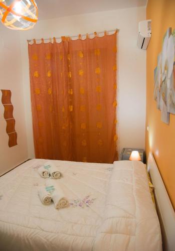 a bedroom with a bed with towels on it at Case Saniela in Terrasini