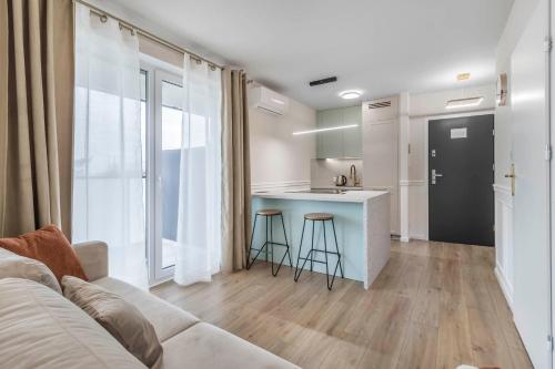 Nowoczesny apartament z balkonem i widokiem na miasto