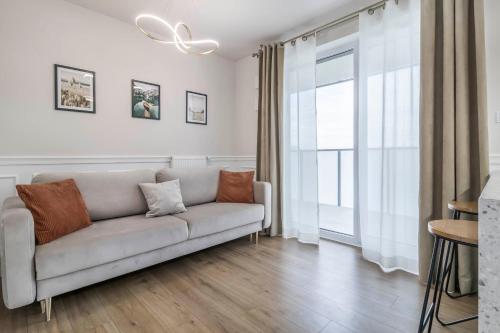 Χώρος καθιστικού στο Nowoczesny apartament z balkonem i widokiem na miasto