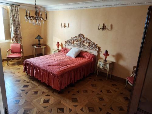 - une chambre avec un lit doté d'un couvre-lit rouge dans l'établissement MAISON DE CHARME LES CAILLAVES, à Limeuil