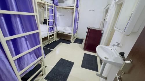 een ziekenhuiskamer met een wastafel en een toilet bij svn hostel in Nagpur