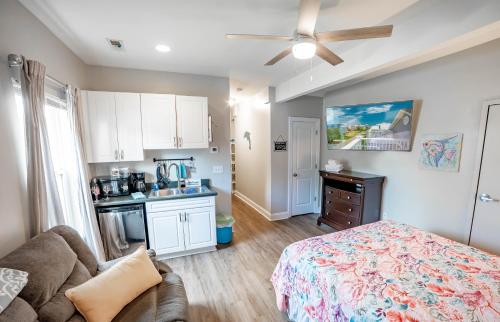 Fancy Flounder في كارولينا بيتش: غرفة معيشة مع سرير ومطبخ