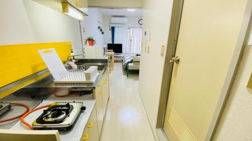an exam room with a laptop on a counter at 新所沢駅徒歩1分 近くに豊富な飲食店 ベルーナドーム 東京や川越観光拠点に コンビニ30秒 in Tokorozawa