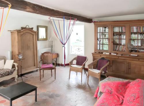 - un salon avec des chaises, un lit et une table dans l'établissement Maison spacieuse avec sauna à Héricy de 230 m², à Héricy