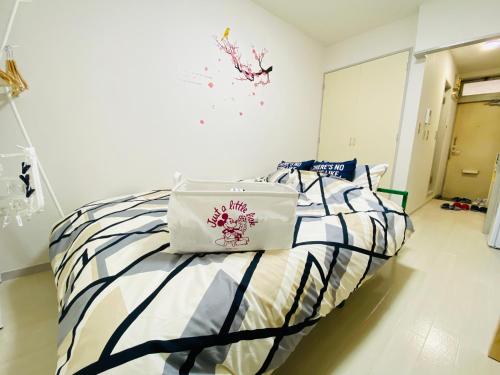 a bedroom with a bed with two bags on it at 新所沢駅徒歩1分 近くに豊富な飲食店 ベルーナドーム 東京や川越観光拠点に コンビニ30秒 in Tokorozawa
