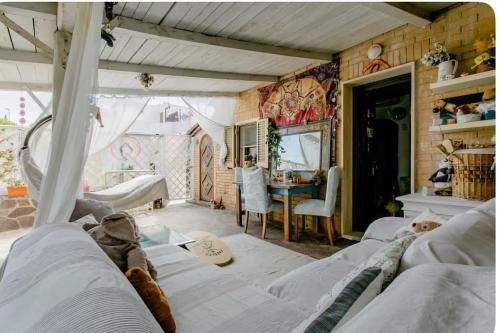 Una habitación con dos camas y una mesa dentro. en Stanza relax con uscita sulla spiaggia, en Focene
