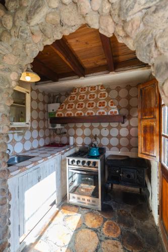 Dapur atau dapur kecil di Cabañas La Oma Intiyaco
