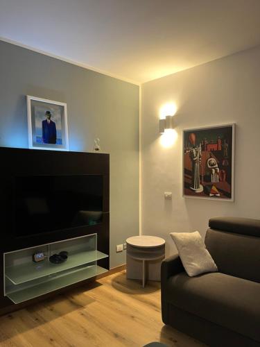 Μια τηλεόραση ή/και κέντρο ψυχαγωγίας στο CASA TUA Housing