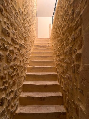 - un escalier dans un bâtiment ancien dans l'établissement Le 449 - Portes de Bayeux, à Bayeux