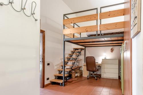 una oficina con una cama elevada y un escritorio en una habitación en Garden House - Sweet Dreams in Florence, en Florencia