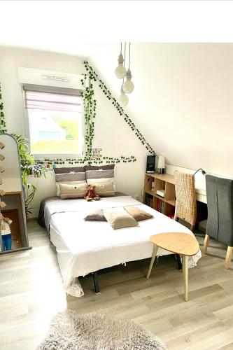 une chambre avec un lit et une table dedans dans l'établissement MAISON AVEC PISCINE BERGHEIM Village préféré des Français 2022, à Bergheim