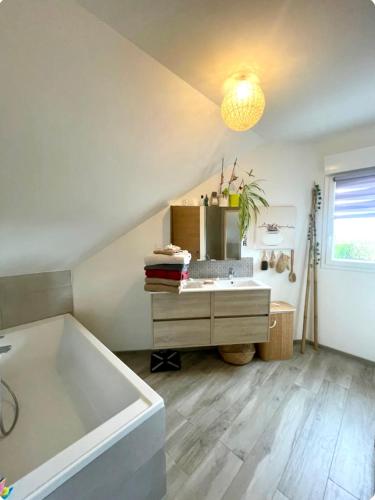 une salle de bain avec une baignoire et un lavabo dans l'établissement MAISON AVEC PISCINE BERGHEIM Village préféré des Français 2022, à Bergheim