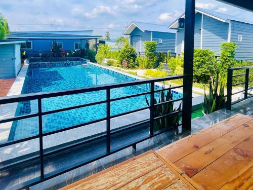 Bazén v ubytování ฟ้ารีสอร์ต FAH Resort nebo v jeho okolí