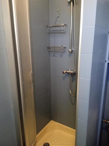 La salle de bains est pourvue d'une cabine de douche et de toilettes. dans l'établissement Port de Hyères, à Hyères