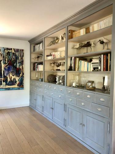 une chambre avec une grande étagère et des livres dans l'établissement Maison calme 160m2 (1,8km plage), à Messanges