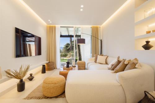 Modern first floor apartment, with private terrace garden and barbecue, in first line of Aloha Golf, in Nueva Andalucía