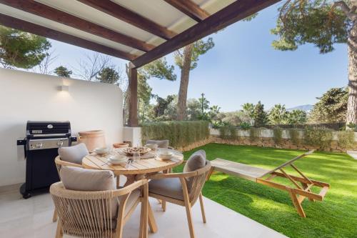 Modern first floor apartment, with private terrace garden and barbecue, in first line of Aloha Golf, in Nueva Andalucía