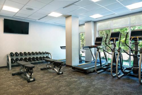 Фитнес-центр и/или тренажеры в Fairfield by Marriott Inn & Suites North Bay