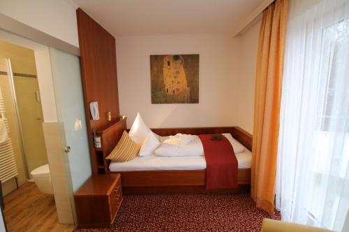 Letto o letti in una camera di ANGERHOF Kur- und Thermenhotel