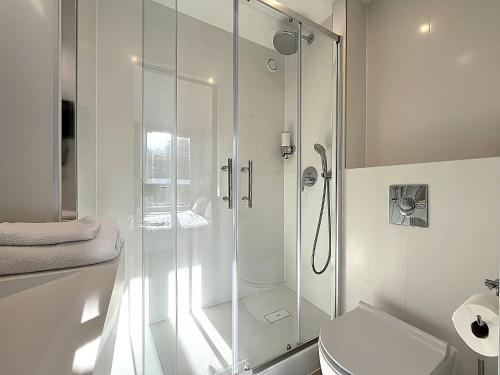 Ένα μπάνιο στο Paris Saint Cloud Hôtel