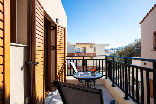 PROVILLAS - Ι, ΙΙ & ΙΙΙ - Luxury Villas with private pool near Retrymnoにあるバルコニーまたはテラス