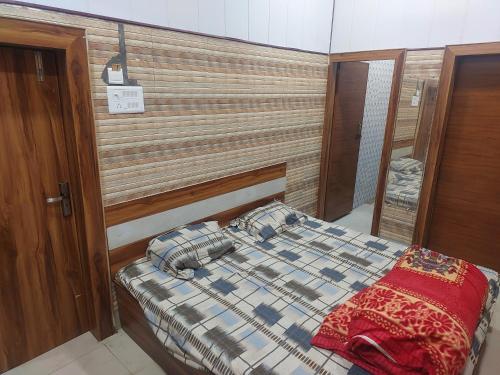 um quarto com uma cama com cabeceira de madeira em Annu Bhai Sewa Sadan em Matura