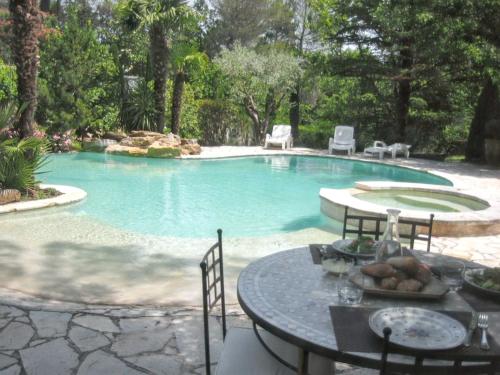 Φωτογραφία από το άλμπουμ του Villa spacieuse avec piscine à Saint Maximin σε Saint-Maximin-la-Sainte-Baume
