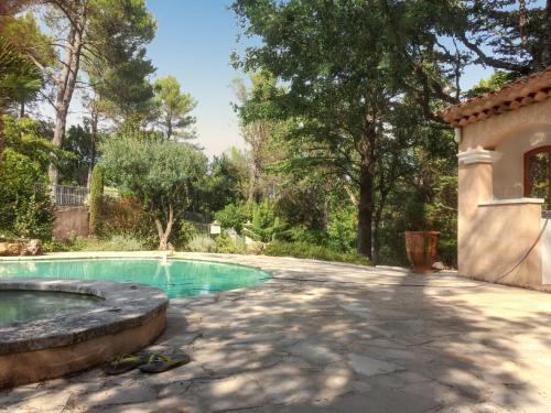 - une piscine dans une cour avec une passerelle en pierre à côté d'une maison dans l'établissement Villa spacieuse avec piscine à Saint Maximin, à Saint-Maximin-la-Sainte-Baume