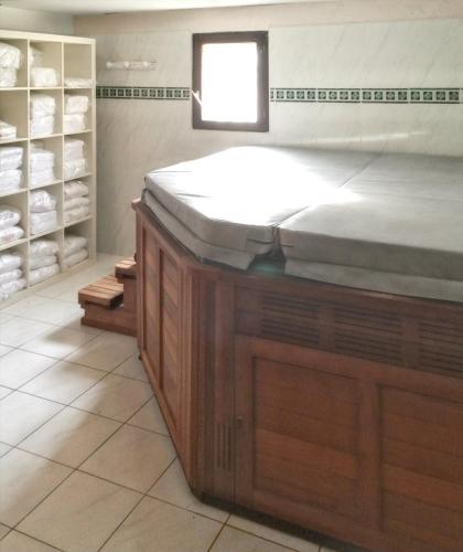 une chambre avec un grand lit dans une pièce dans l'établissement Villa spacieuse avec piscine à Saint Maximin, à Saint-Maximin-la-Sainte-Baume