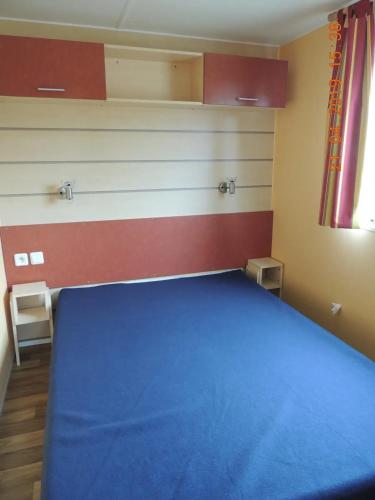 - une chambre avec un grand lit bleu dans l'établissement Bungalow accueillant à Angles avec piscine partagée, à Angles