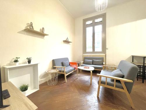 un salon avec deux chaises et une table dans l'établissement Appartement Atypique Hypercentre, à Rouen